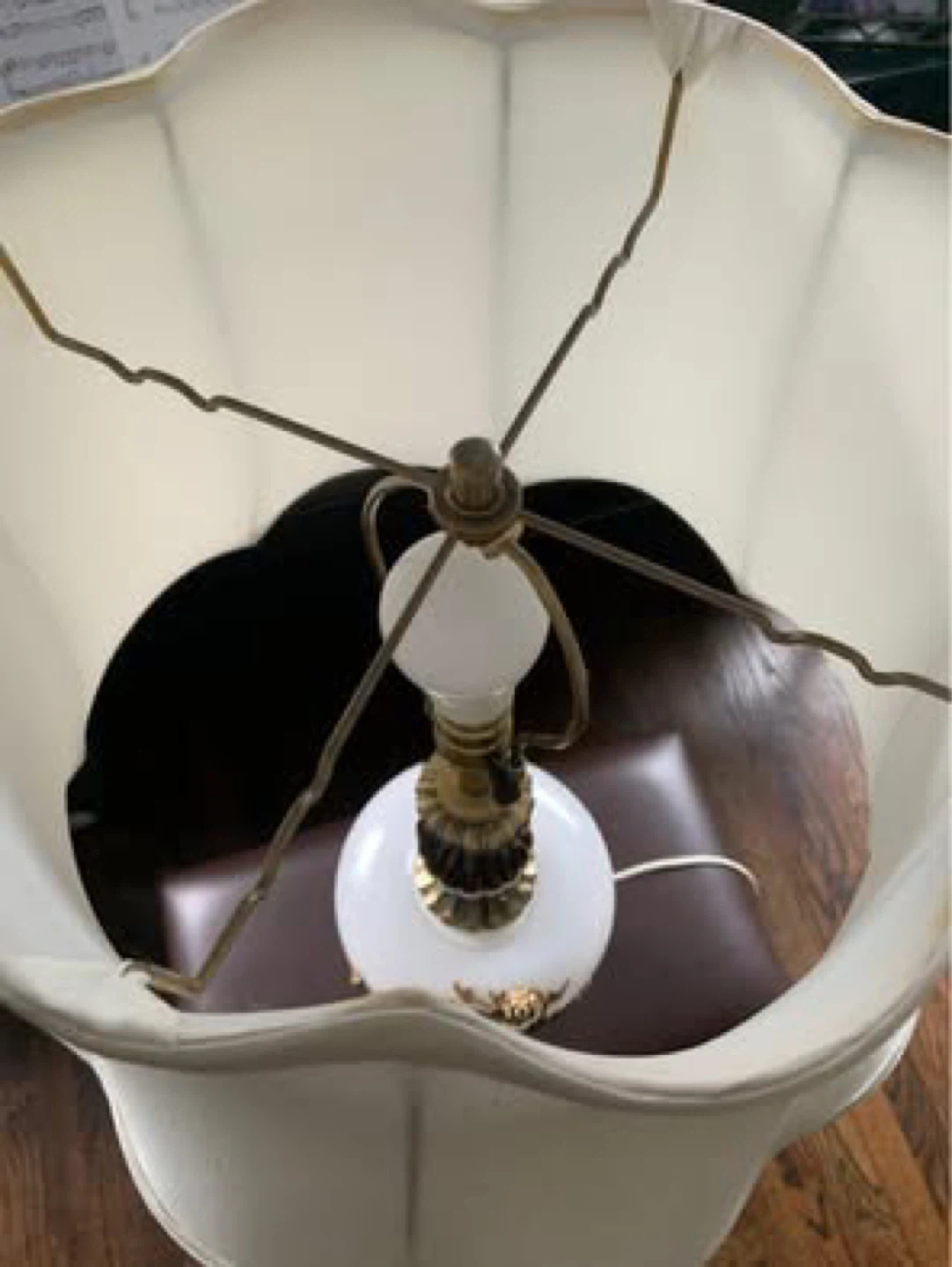 Vintage Italian Table Lamp with Floral Accents - photo 5