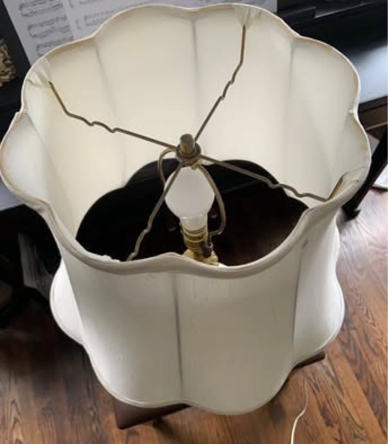 Vintage Italian Table Lamp with Floral Accents - photo 3