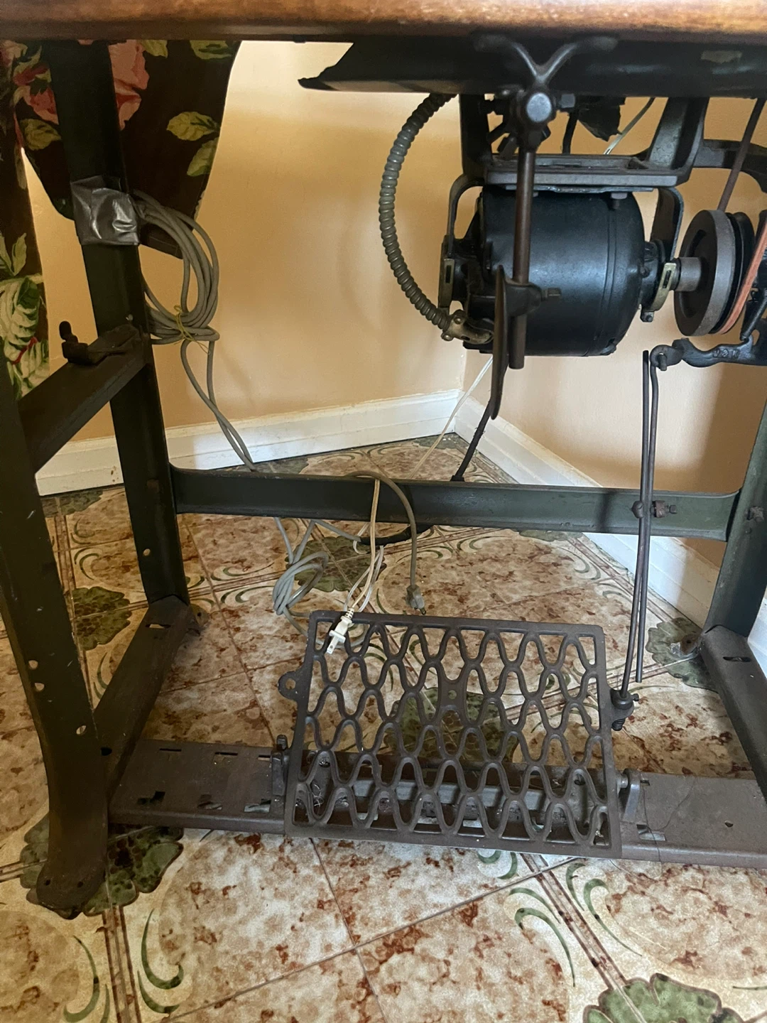 Vintage Singer Sewing Machine with Lamp - photo 5