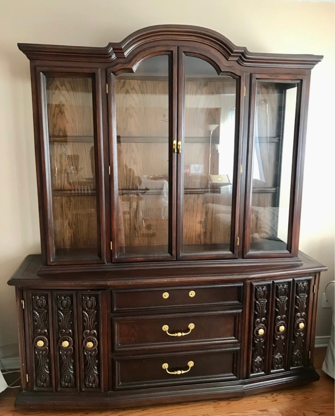 Antique Hutch/ Display Cabinet/ Oak Wood For Sale!