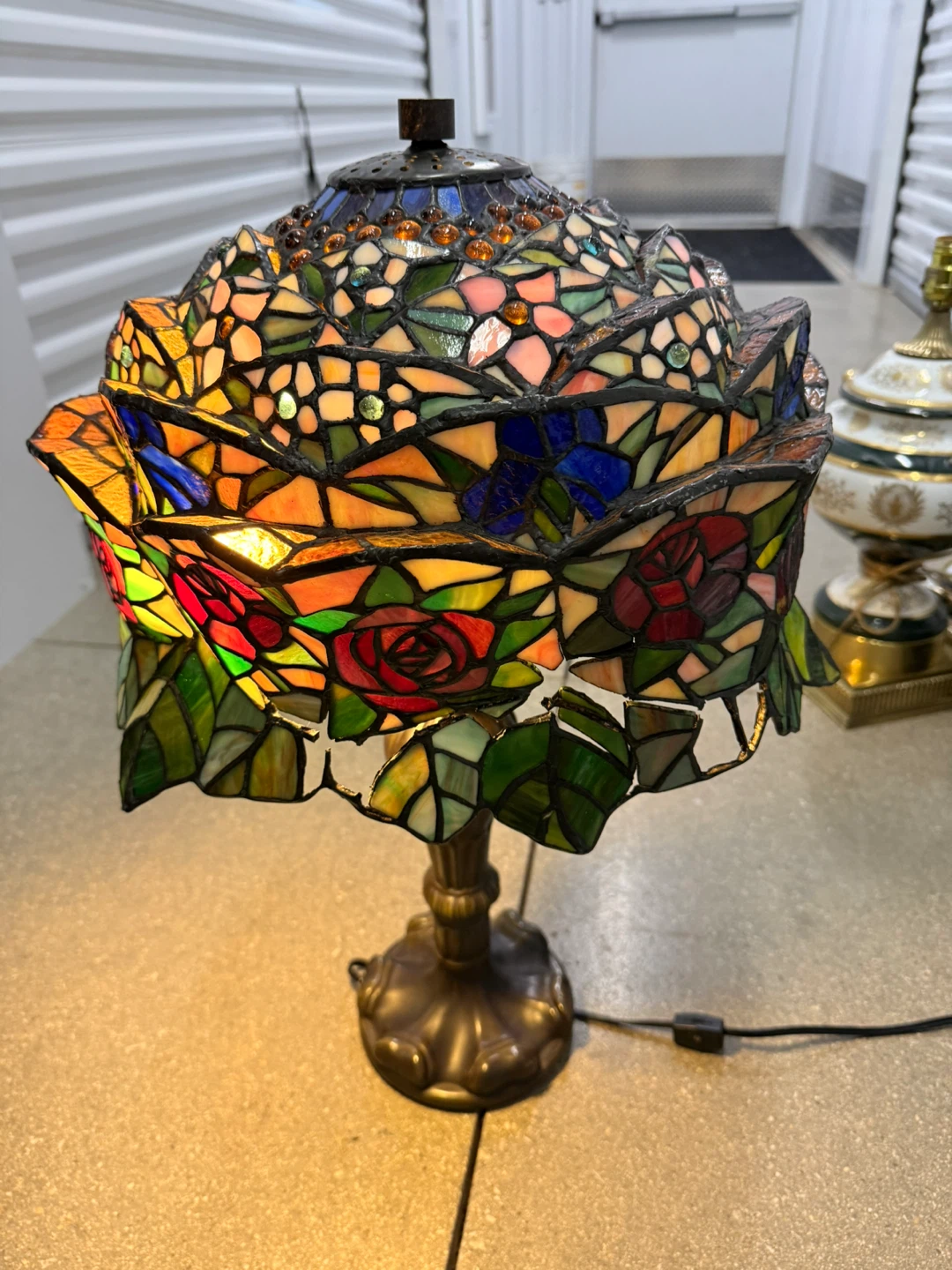 VTG Large Tiffany Style Stained Glass Rose Lamp - photo 2