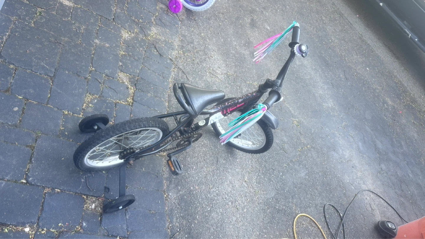 Kids Enfant 10 inch bike with training wheels