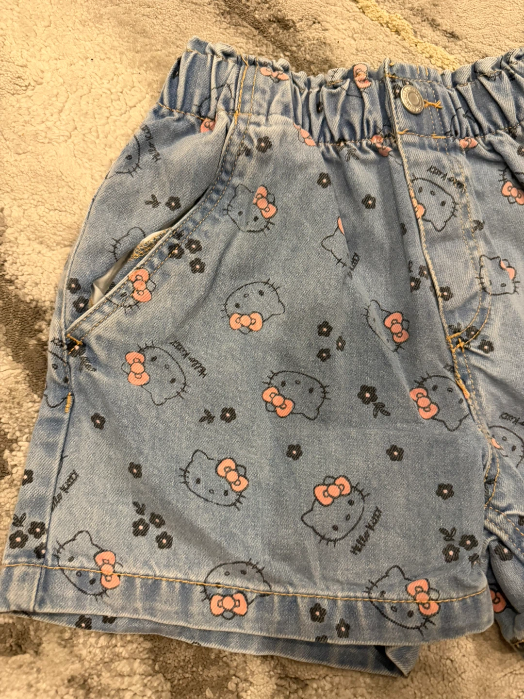 H&M 9/10 Super cute Hello Kitty Jean shorts - photo 2