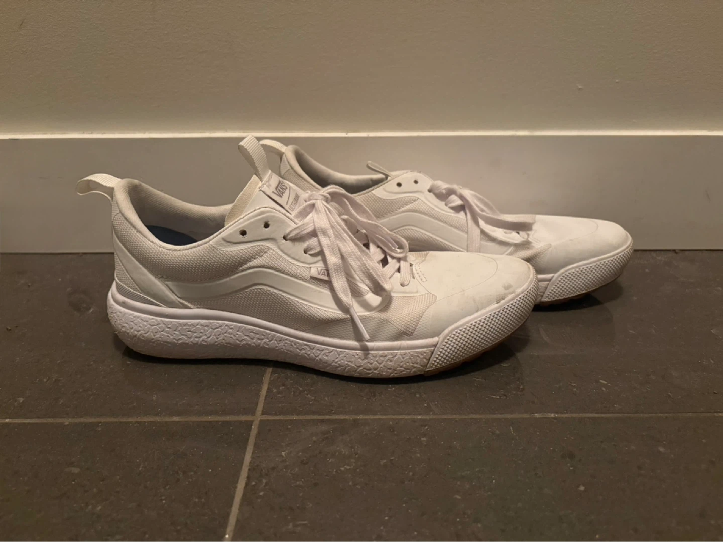 Women’s Vans Ultrarange White Sneakers 8.5
