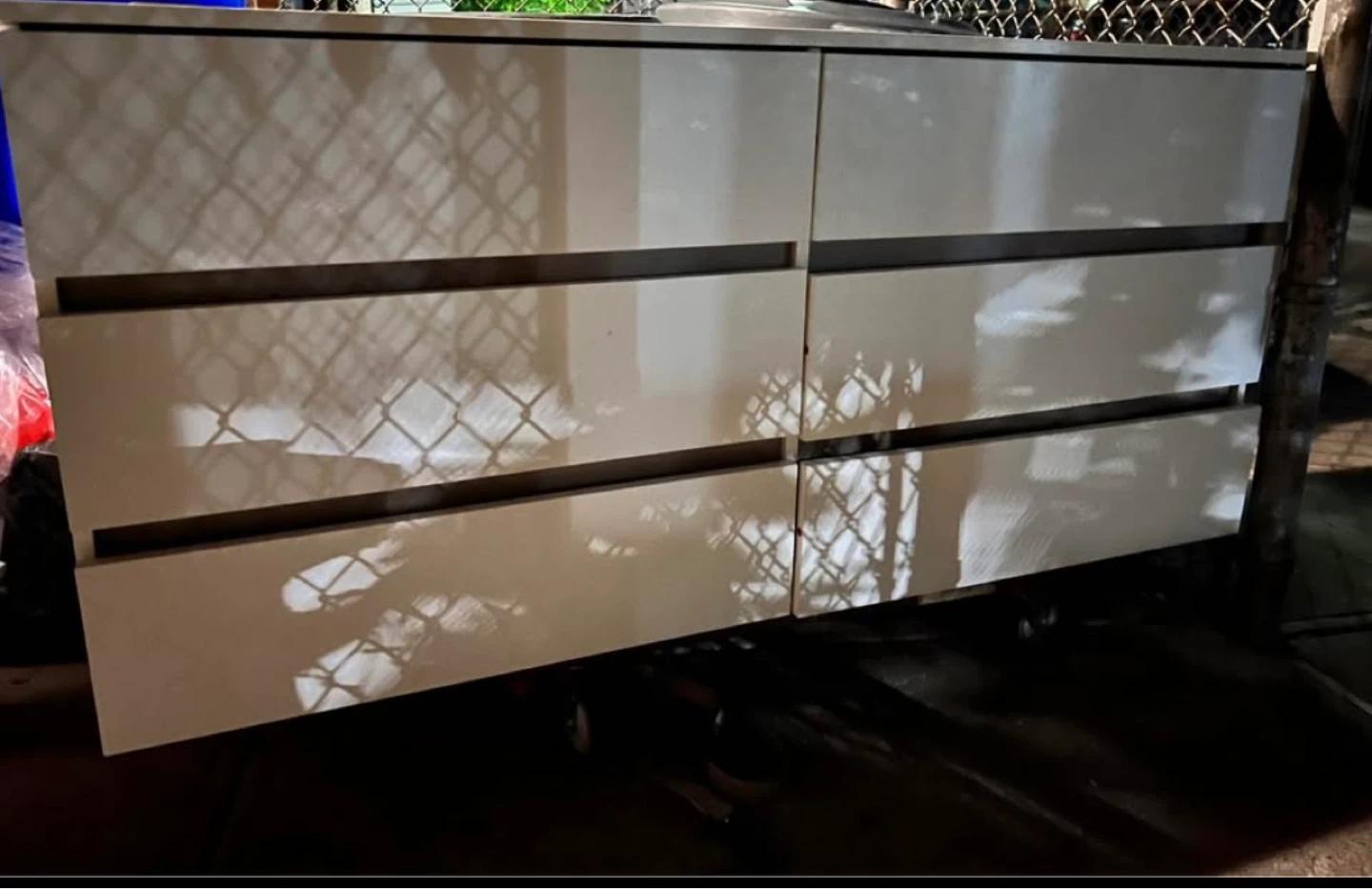 White dresser with 6 drawers
