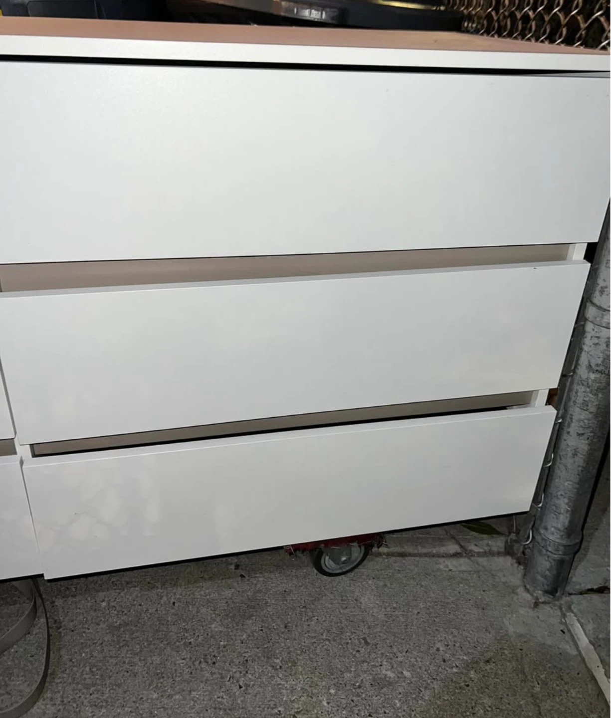 White dresser with 6 drawers - photo 2