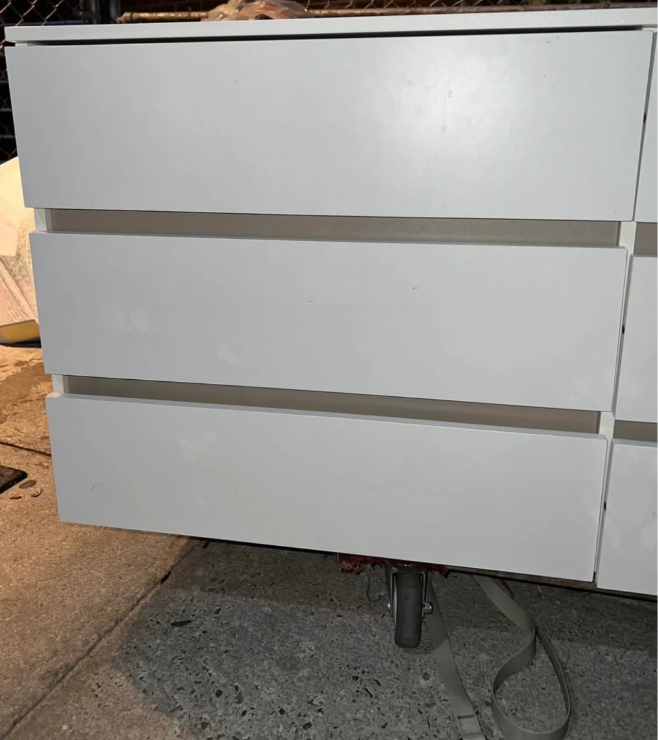 White dresser with 6 drawers - photo 3