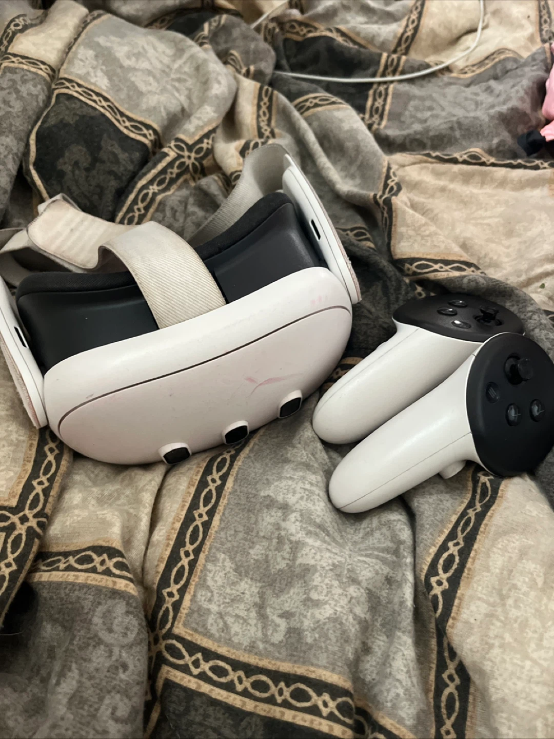 Meta Quest 2 VR Headset with Controllers - photo 3