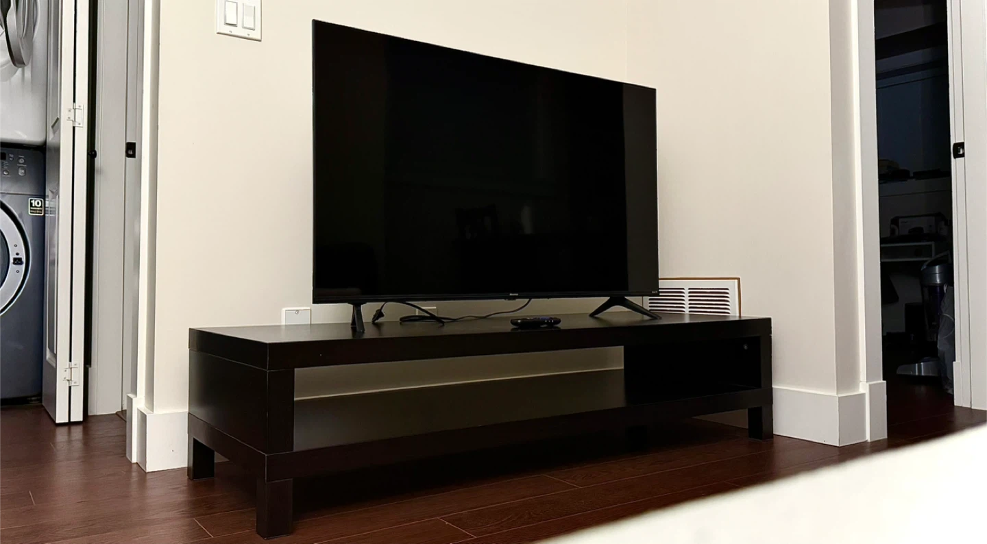50” Hisense 4K Smart TV + TV Stand