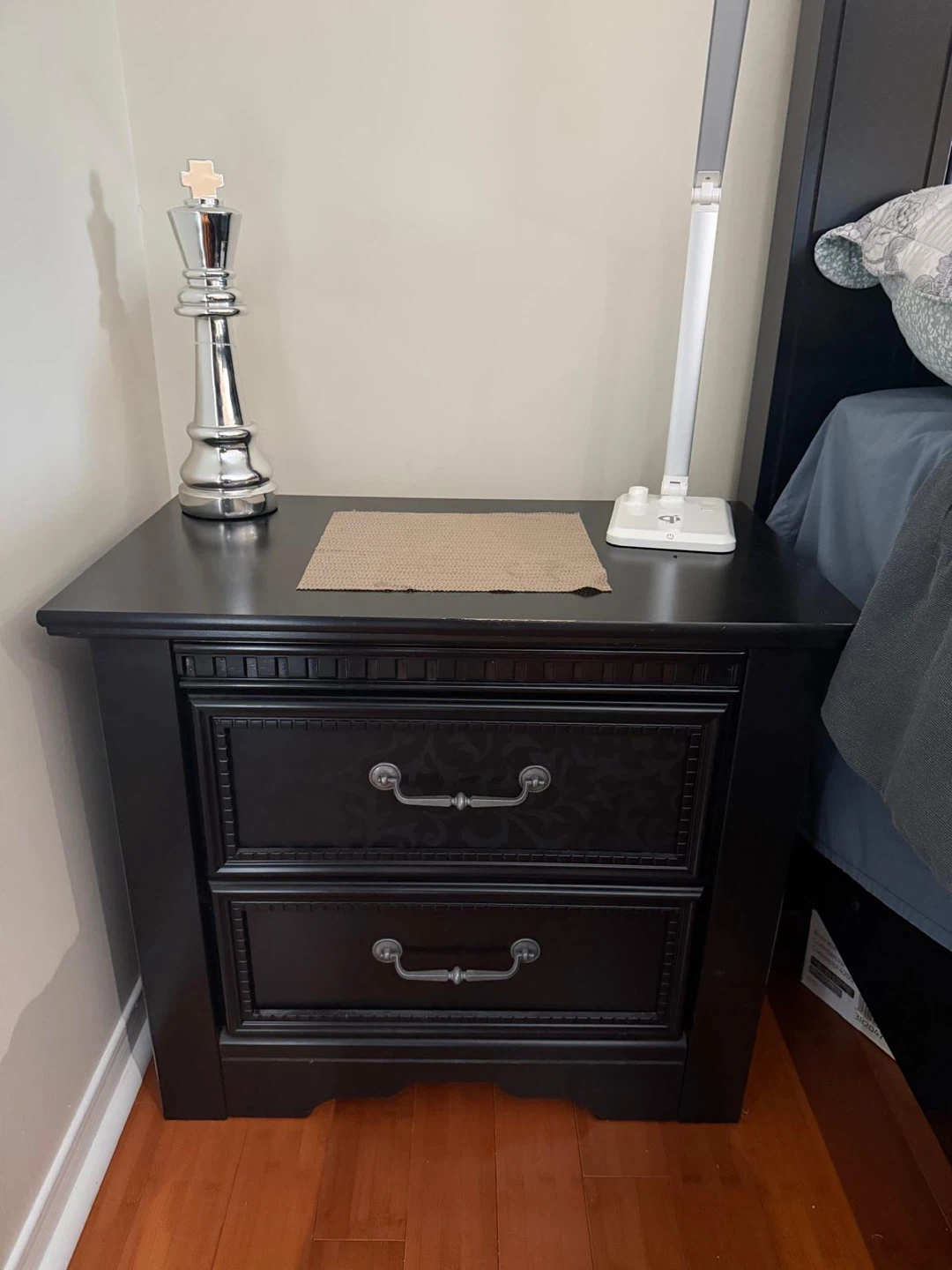 Queen bedroom set with 2 nightstands - photo 5