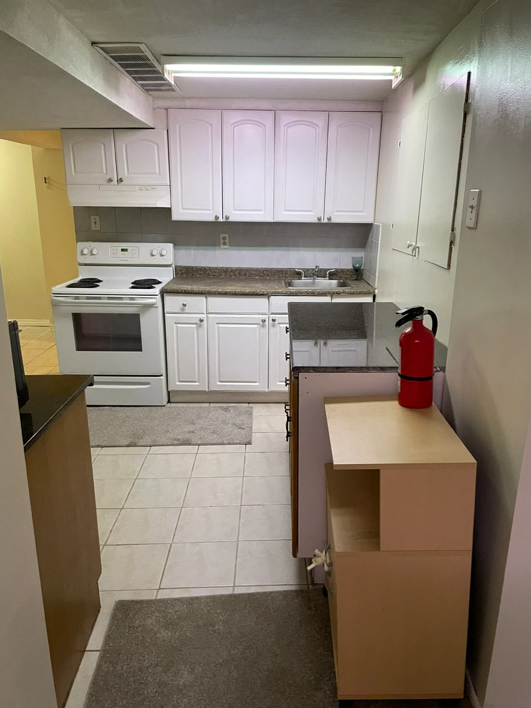 Legal 2 bedrooms apartment for rent - photo 4