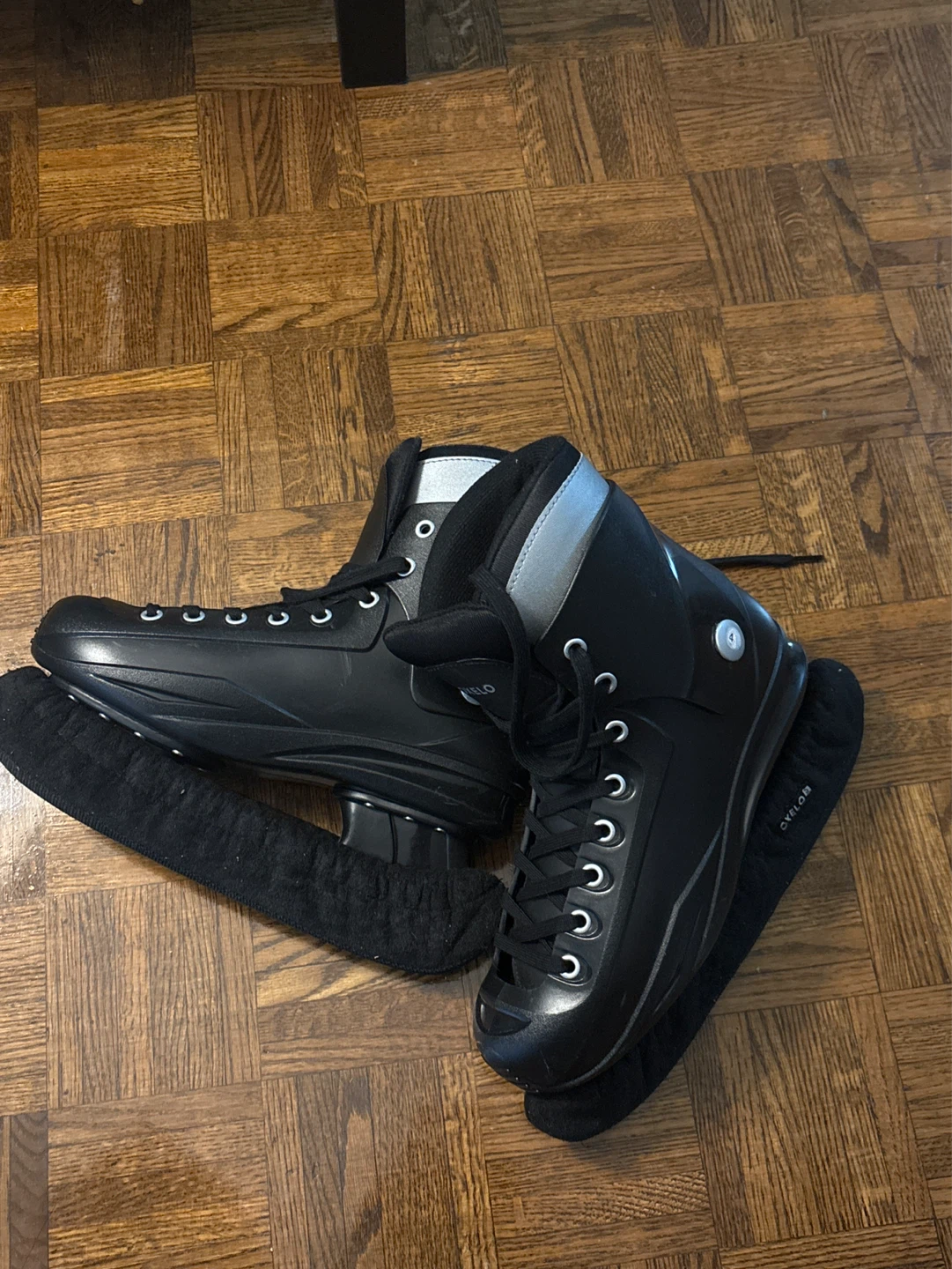 Ice skates with guard