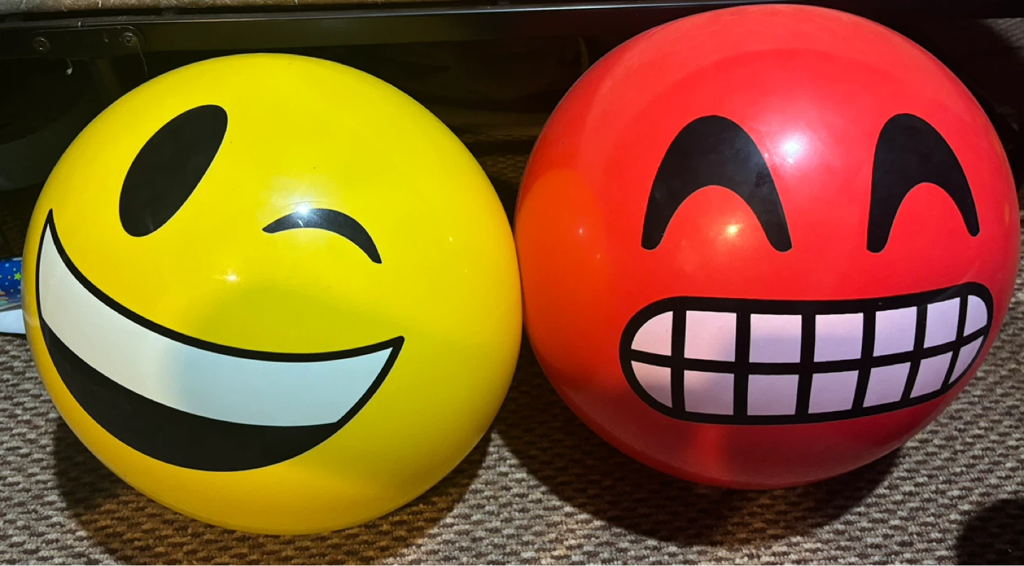 Set of 2 Emoji Balls - Yellow Wink & Red Grinning