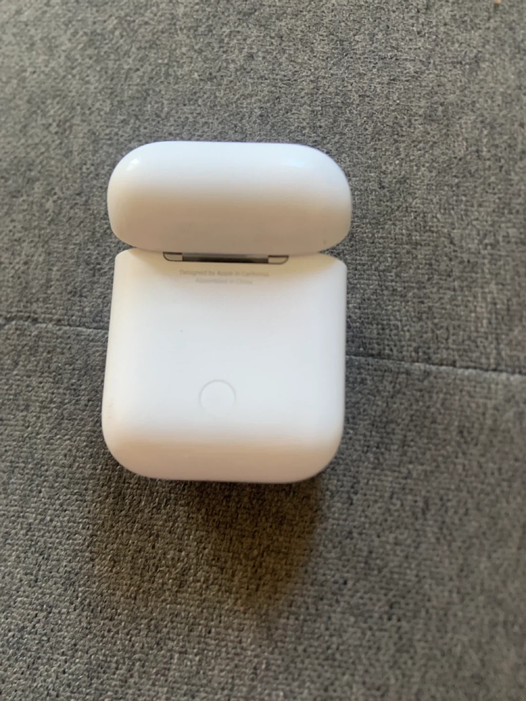 Apple AirPods Charging Case (2nd Gen) - photo 2