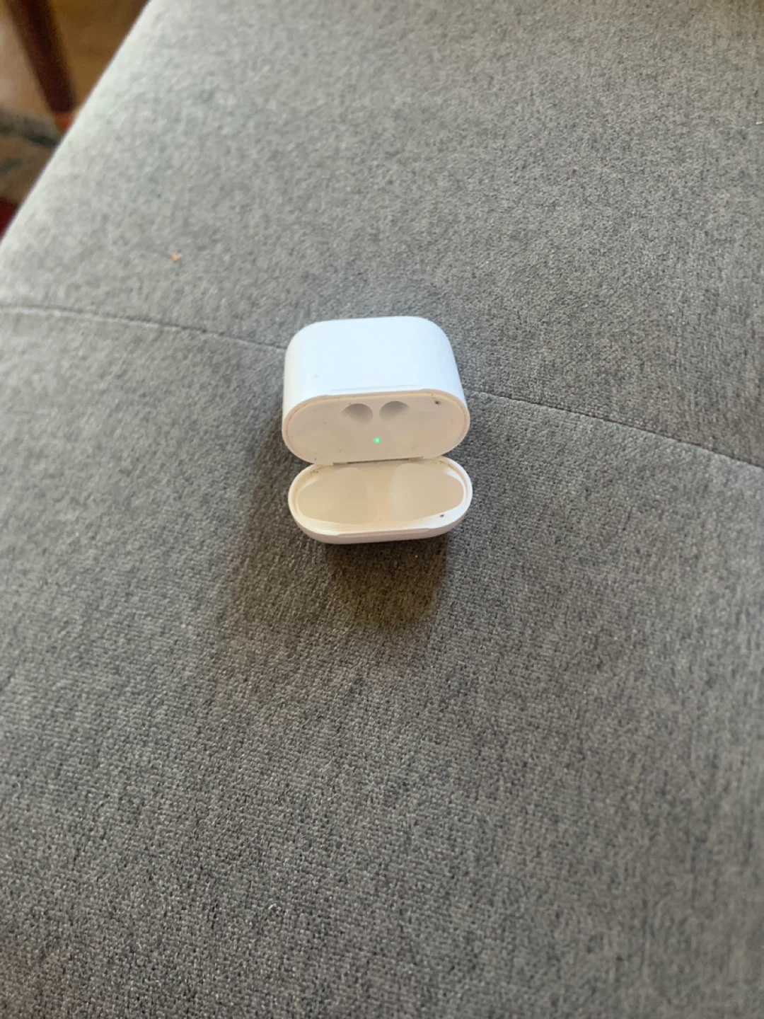 Apple AirPods Charging Case (2nd Gen)