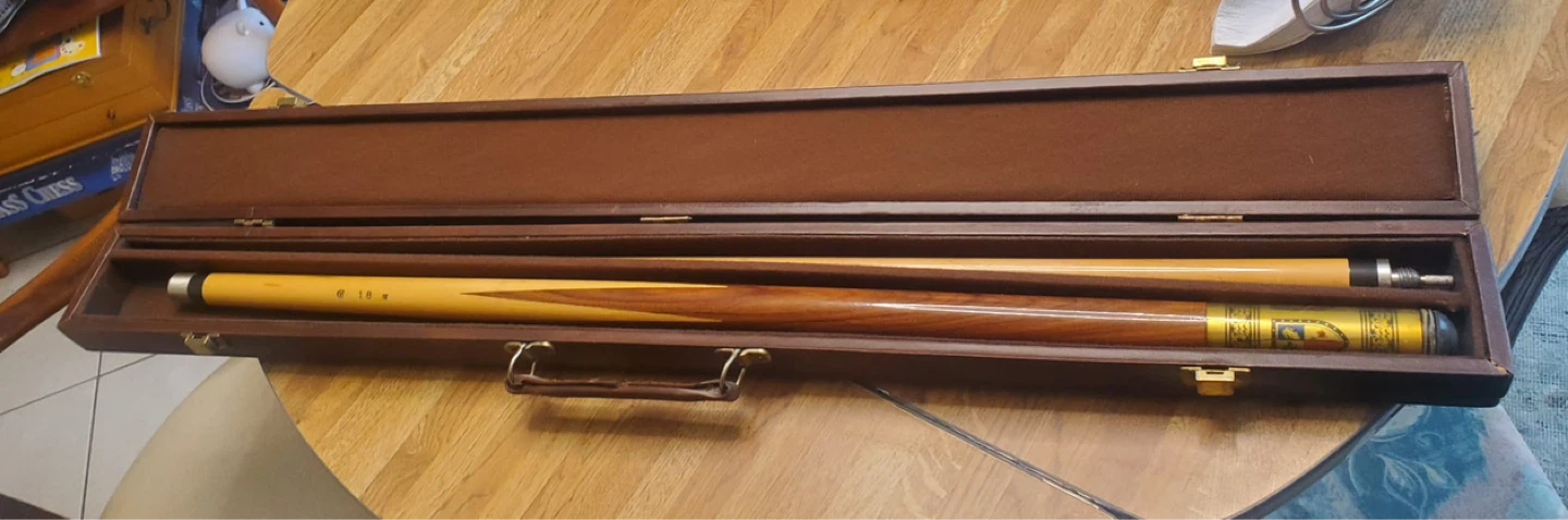 VIP 18 oz Billiard Pool Cue Stick with Case - photo 3