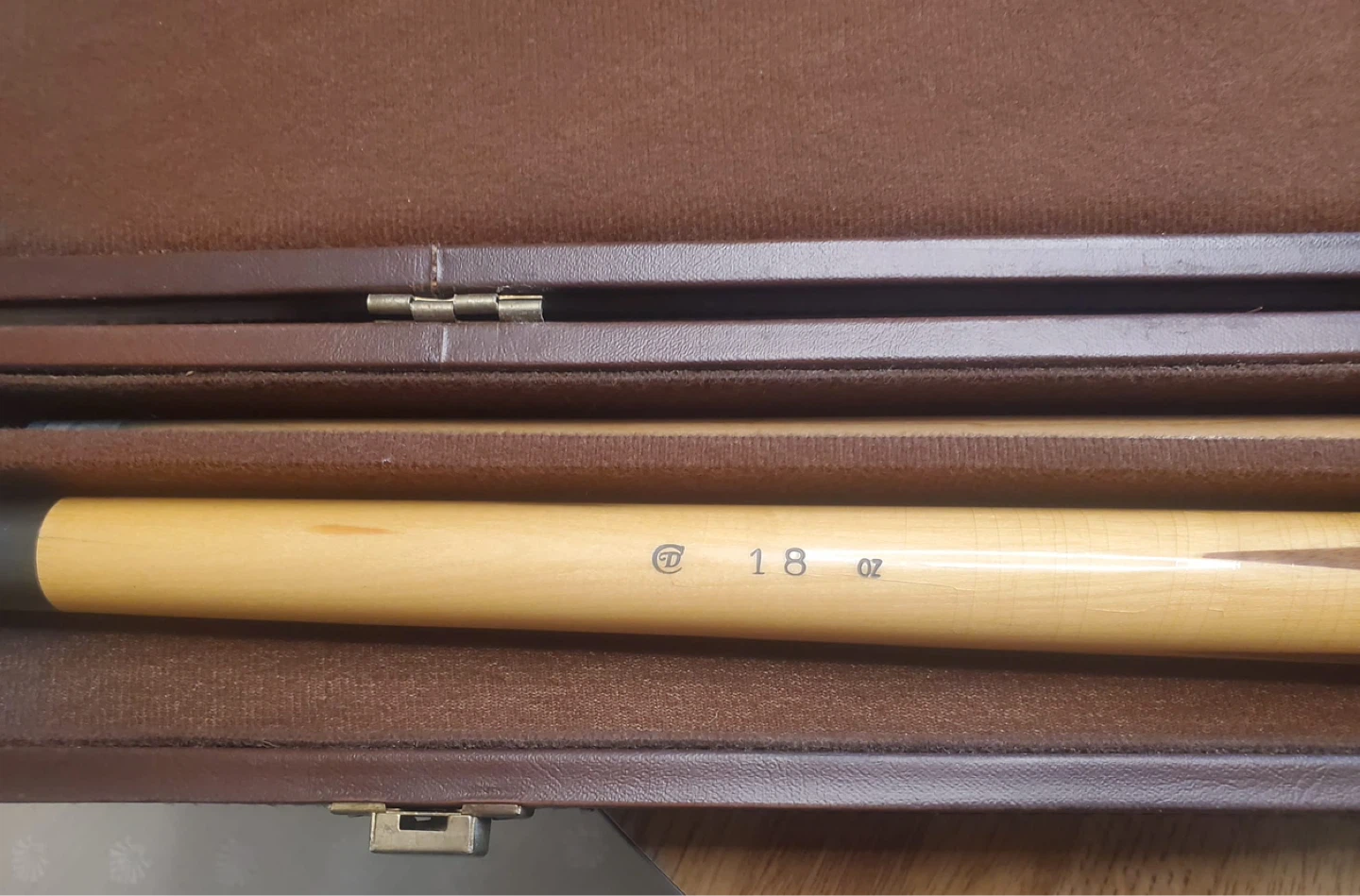 VIP 18 oz Billiard Pool Cue Stick with Case - photo 4