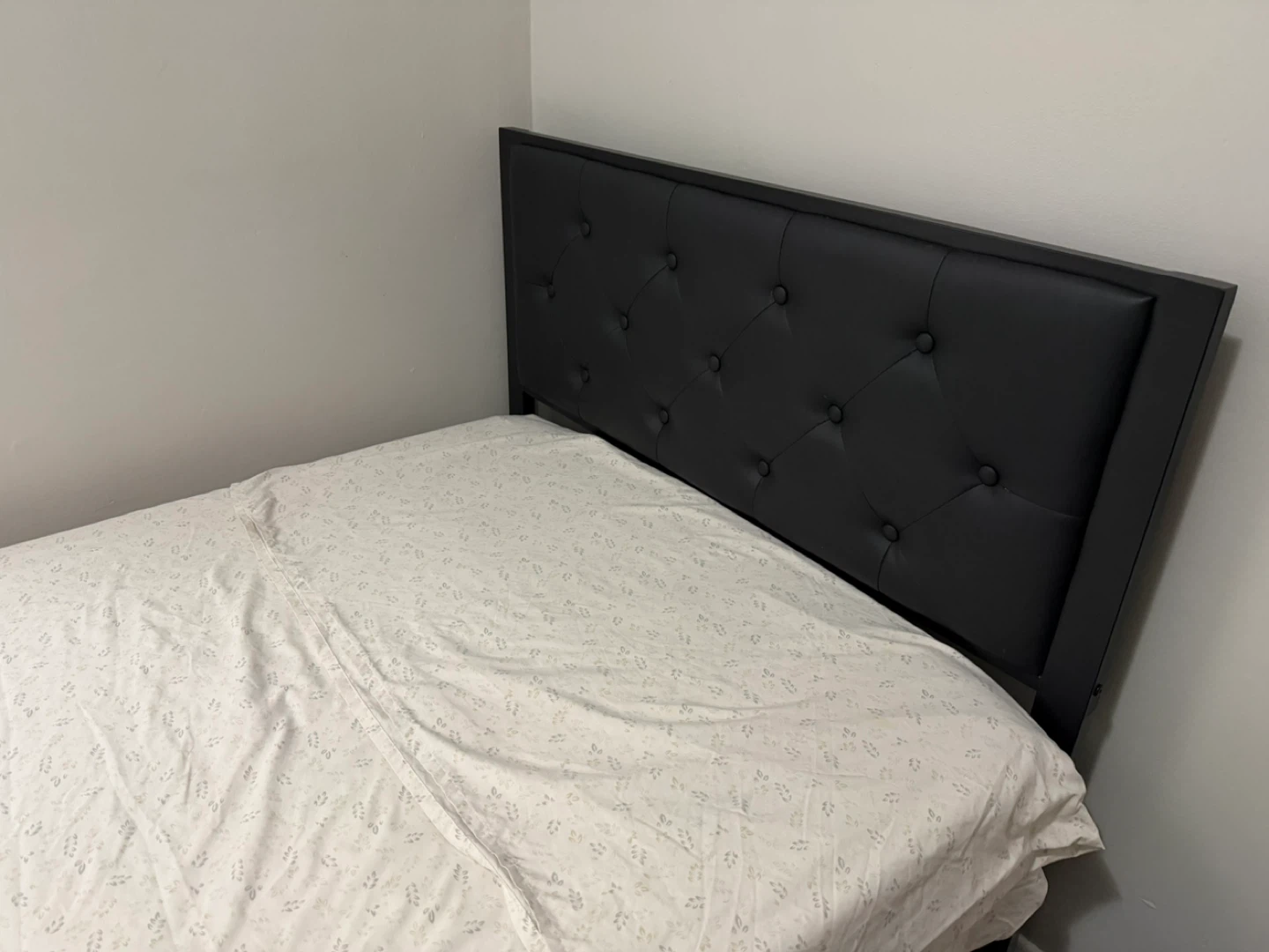 2 Tufted Headboard Bed Frames - photo 3