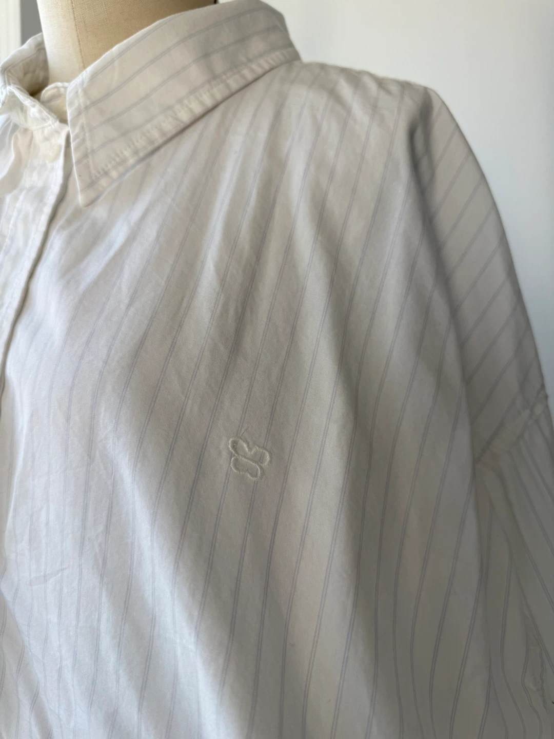 Aritzia Sunday Best White Pinstripe Cropped Button-Up Shirt - photo 2