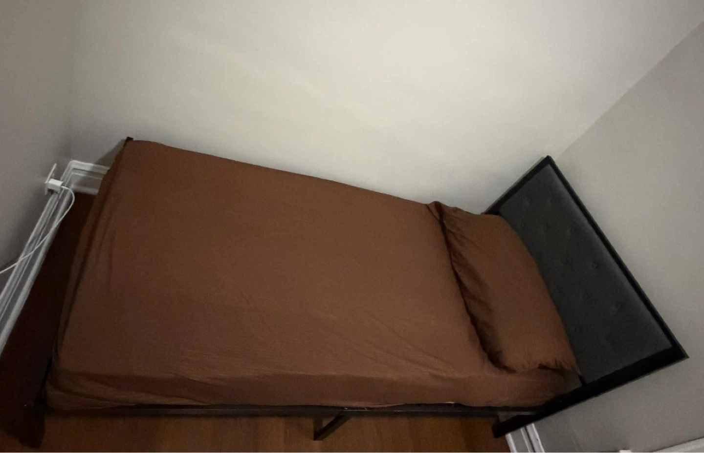 2 Tufted Headboard Bed Frames - photo 5