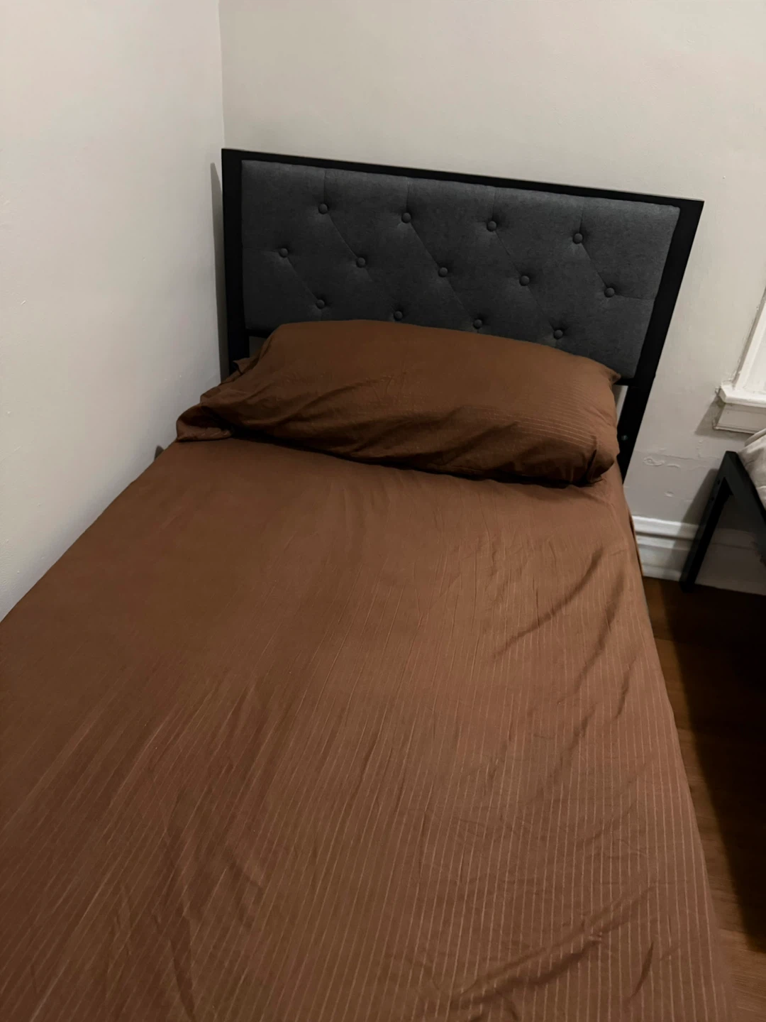2 Tufted Headboard Bed Frames - photo 4