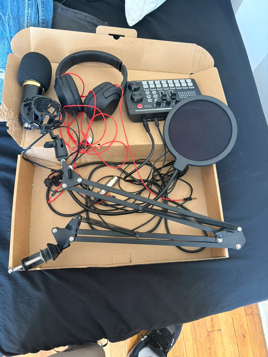 Podcast Microphone and Sound Card Kit - photo 2