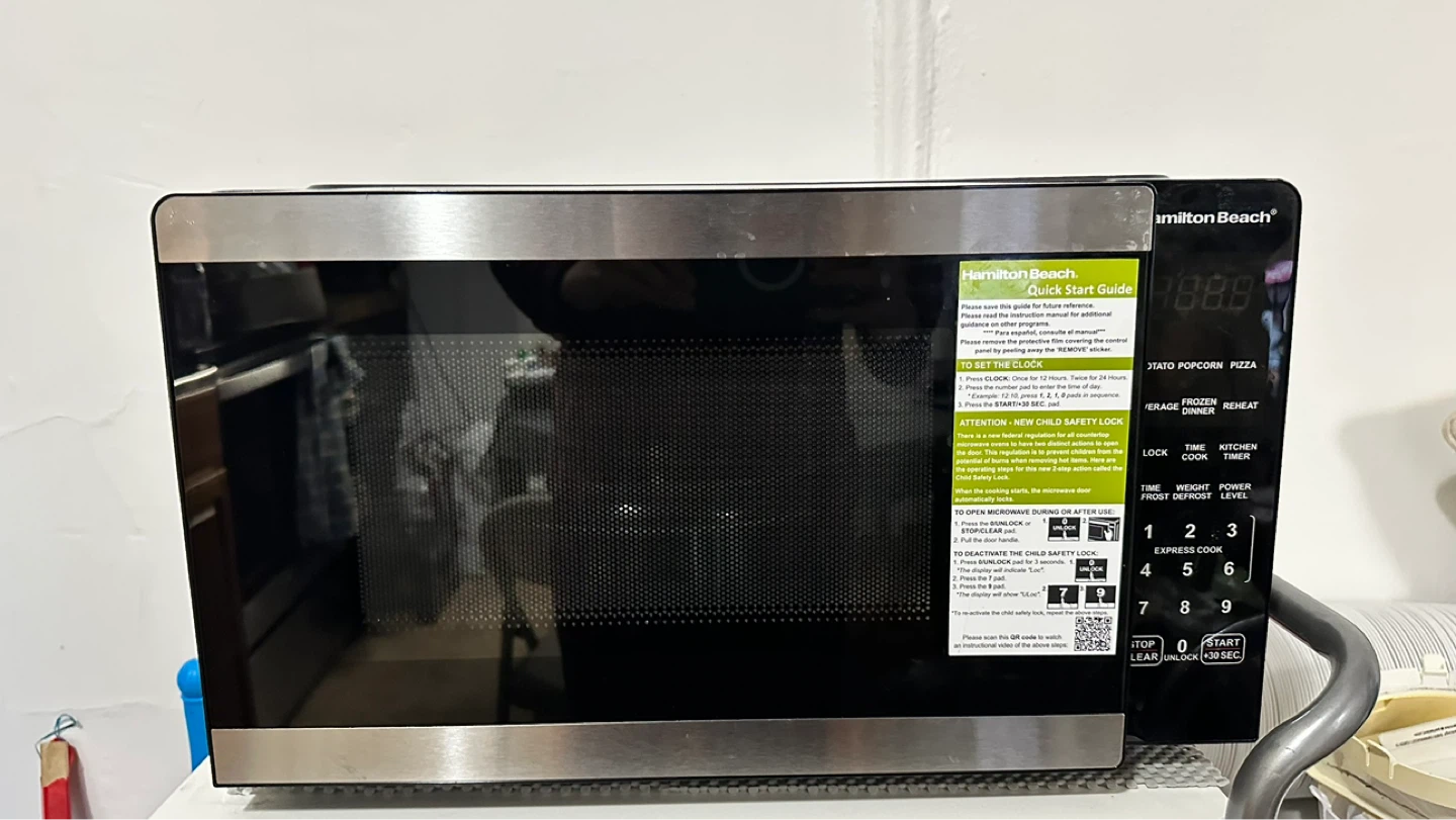 Hamilton Beach Compact Microwave Oven 900 Watts 0.9 cu ft