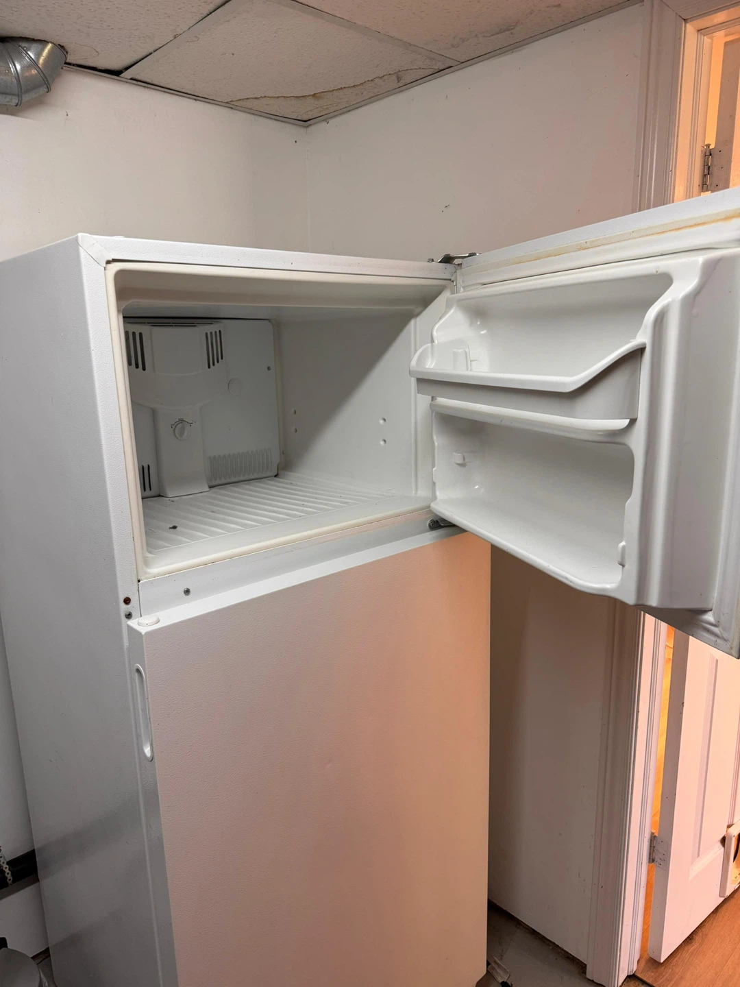 White Kenmore Top Freezer Refrigerator - photo 4