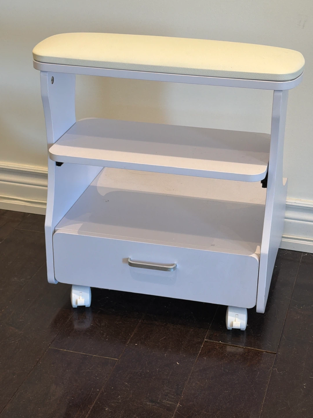 White Nail Technician pedicure with Padded foot rest - photo 2