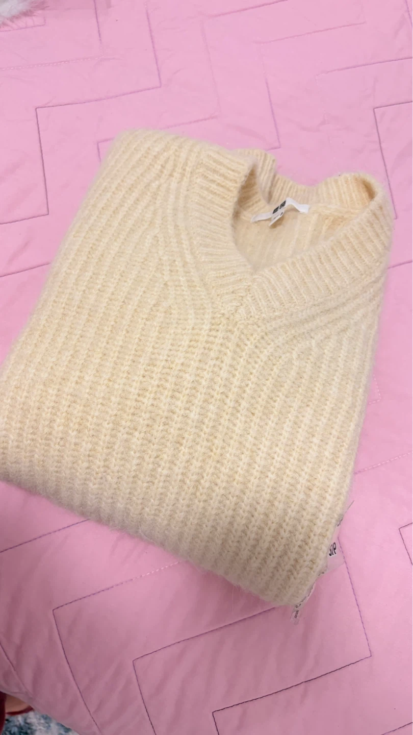 Uniqlo V-Neck Sweater - Cream - photo 3