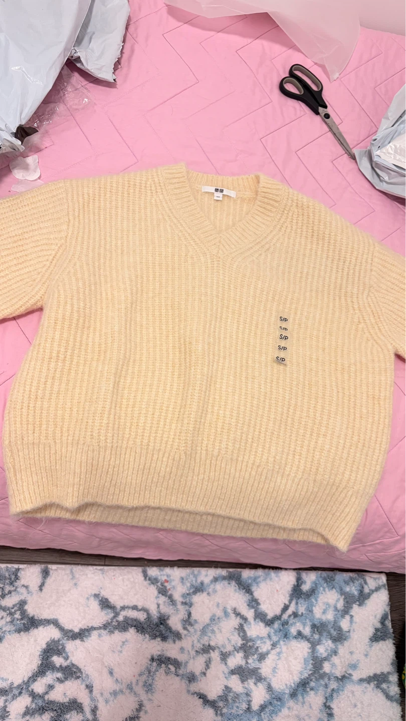 Uniqlo V-Neck Sweater - Cream