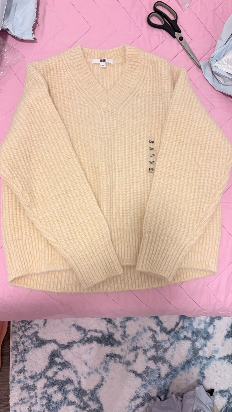 Uniqlo V-Neck Sweater - Cream - photo 2