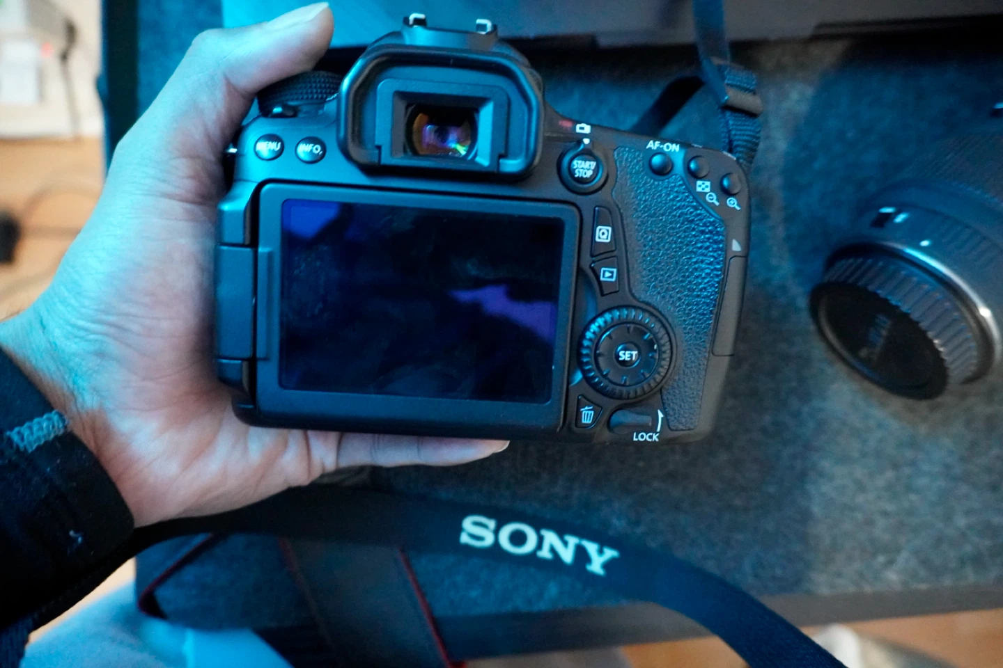 Canon EOS 70D DSLR Camera with 50mm Lens - photo 2