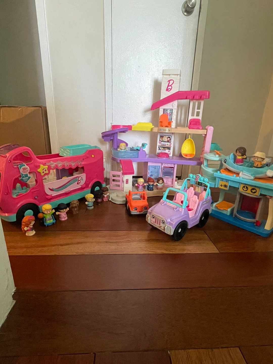 Sale! Pick Up ASAP! Fisher-Price Little People Playsetss