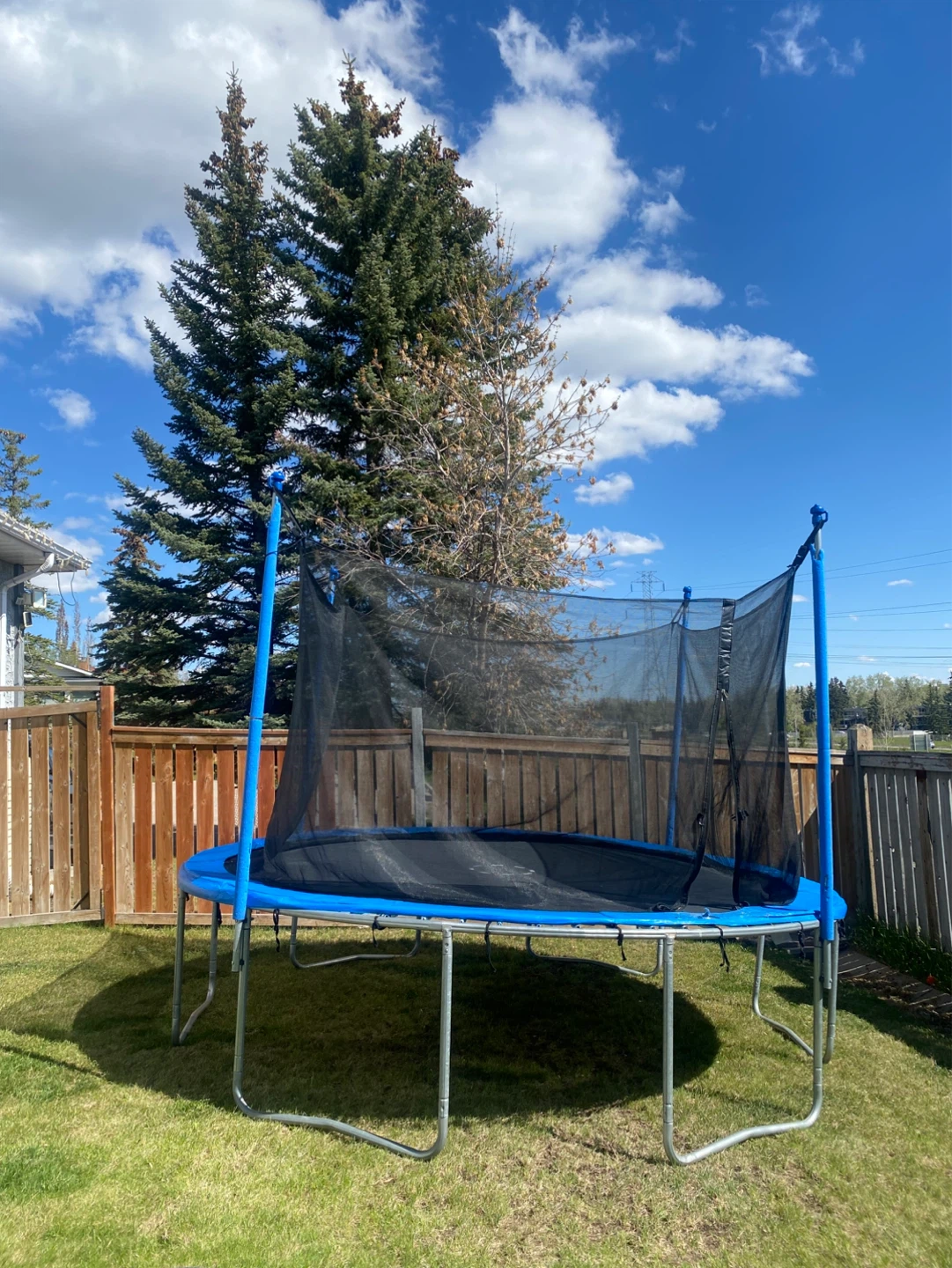 Round Trampoline with Safety Enclosure