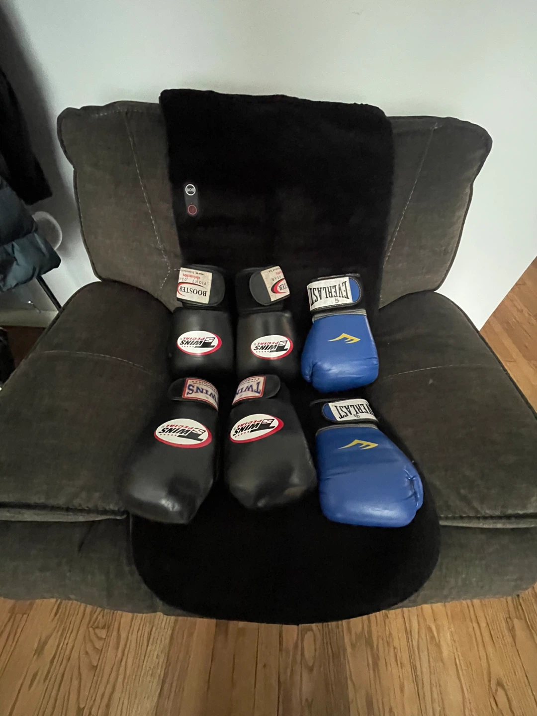 Everlast and Twins Special Boxing Gloves - photo 3