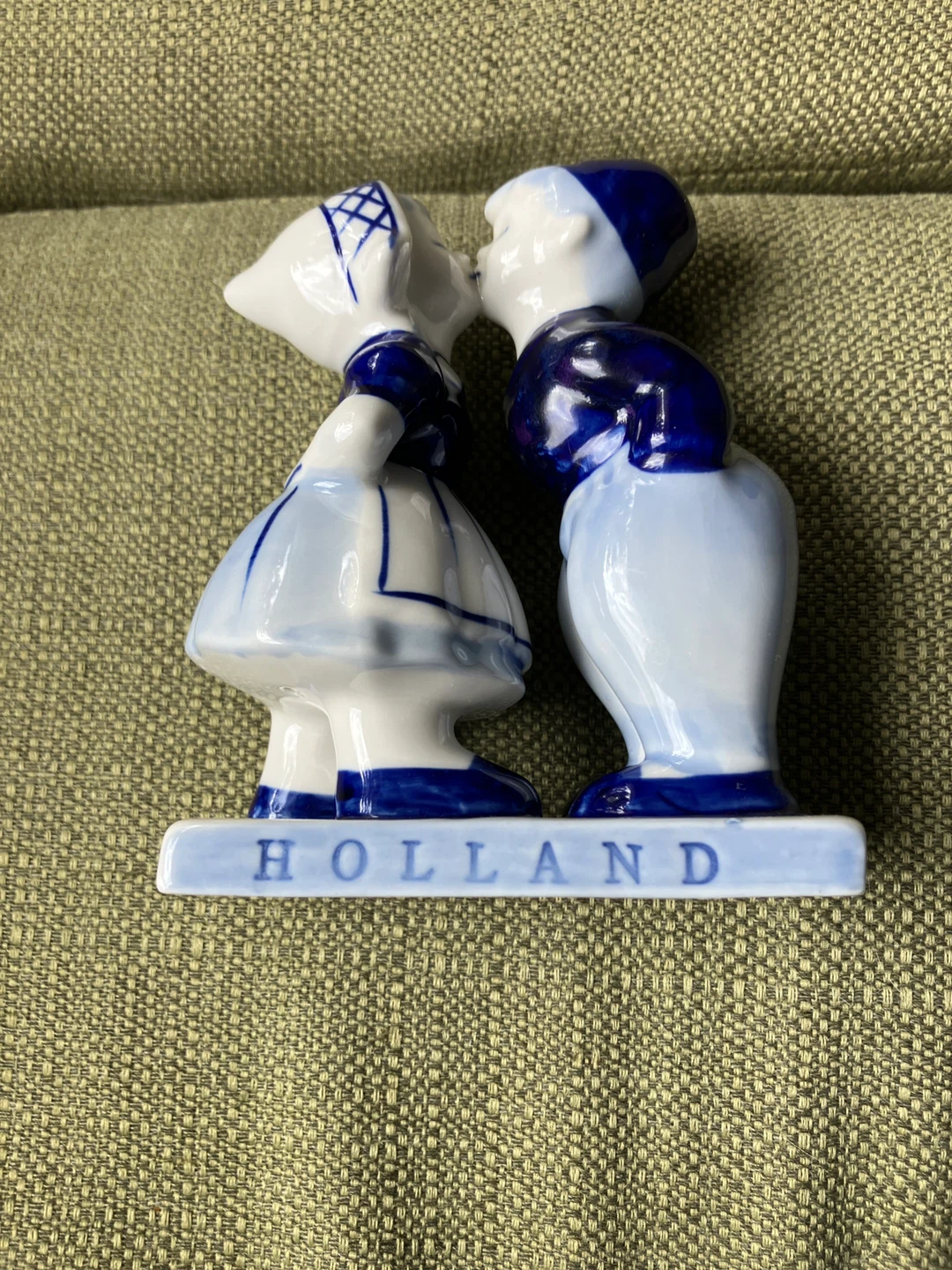 Elesva Holland Ceramic Kissing Couple Figurine