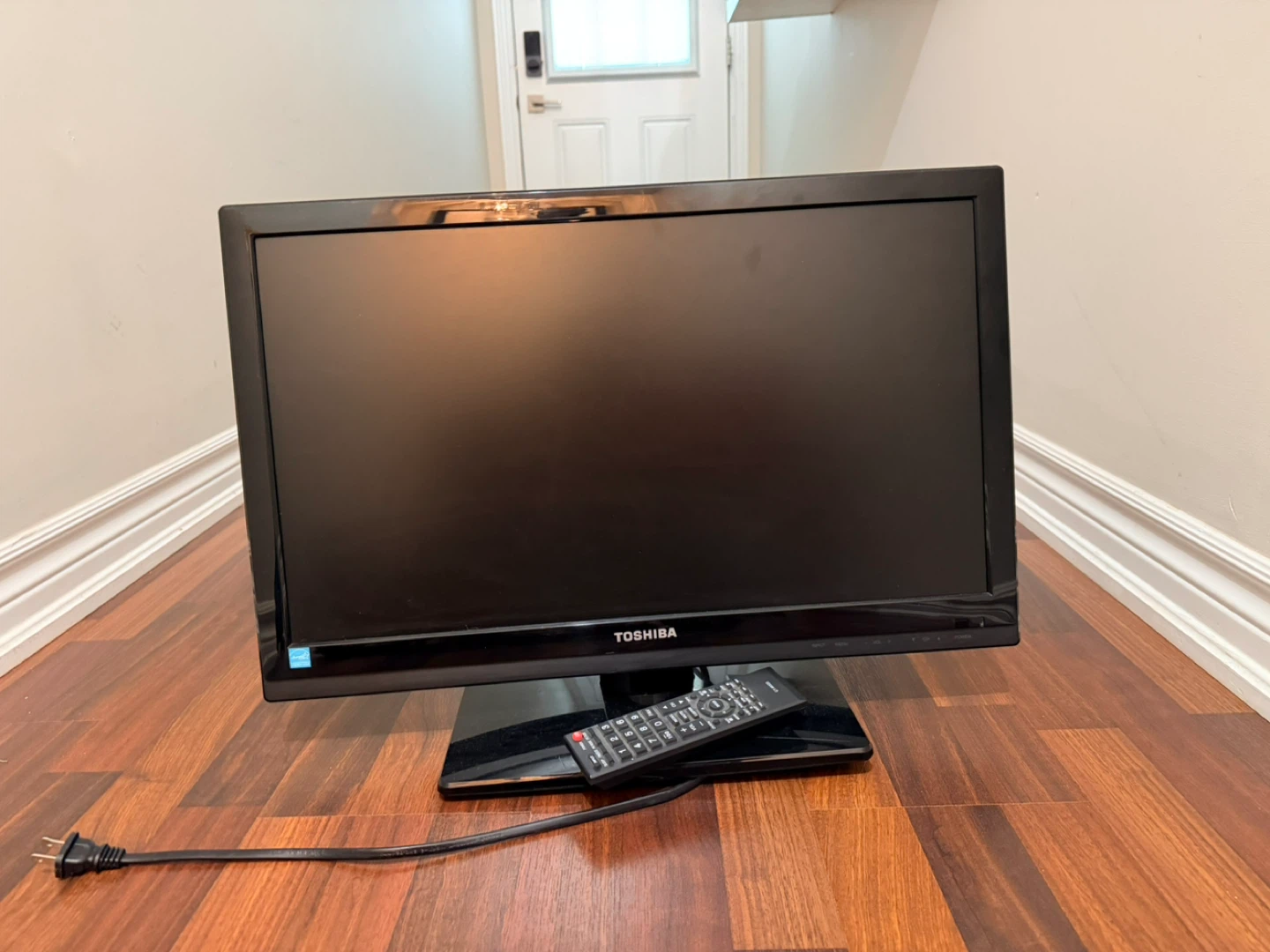 Toshiba 24" LED TV with Remote - photo 3