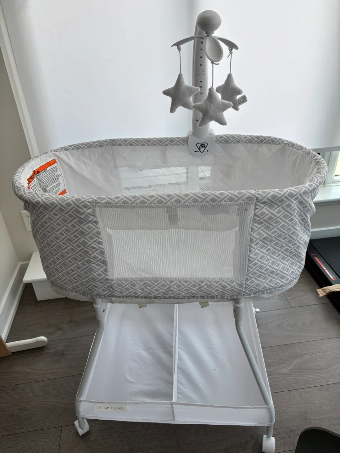 Delta Children Bassinet with Mobile