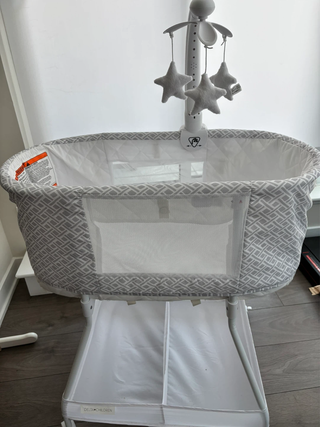 Delta Children Bassinet with Mobile - photo 2