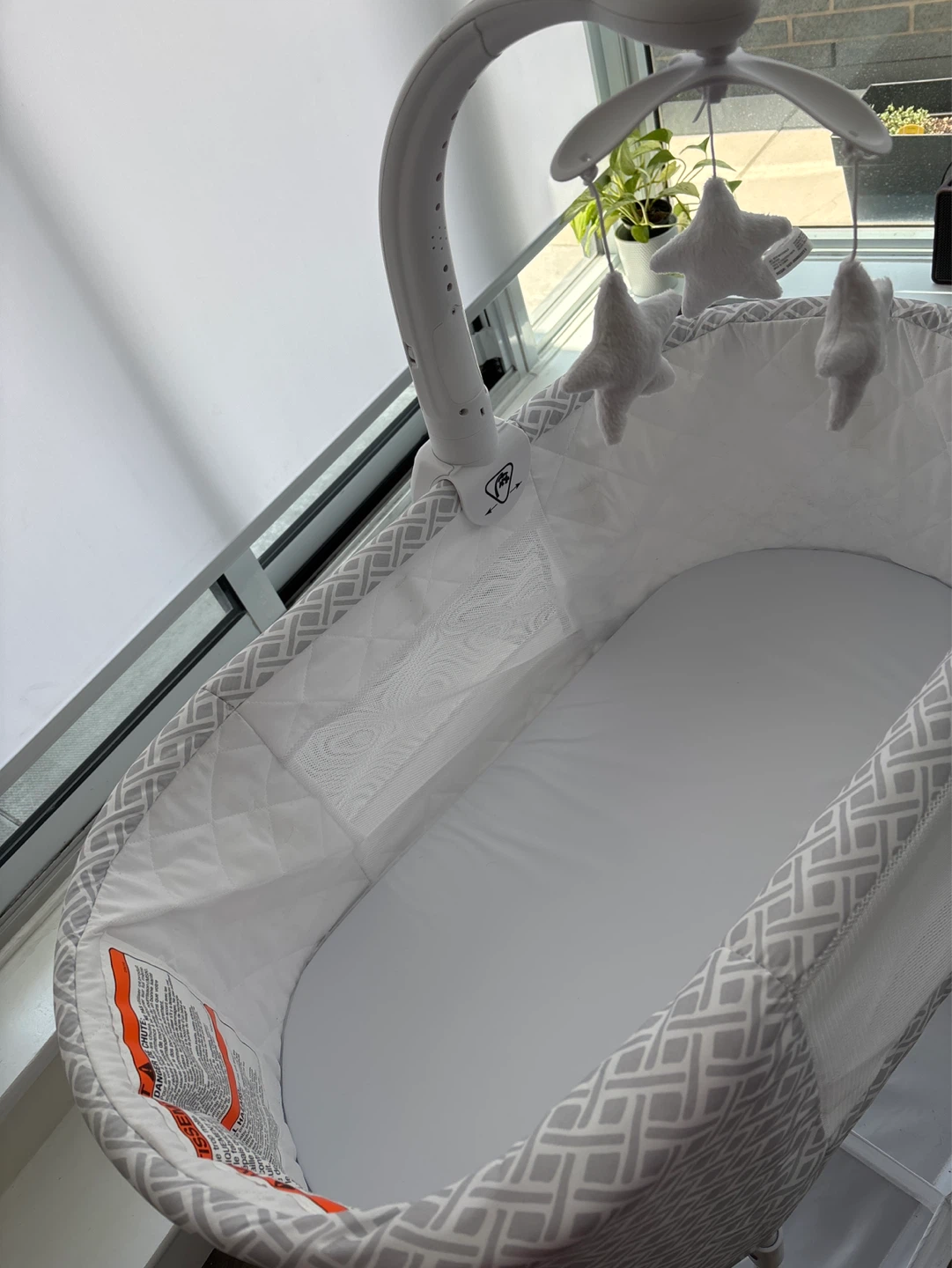 Delta Children Bassinet with Mobile - photo 4