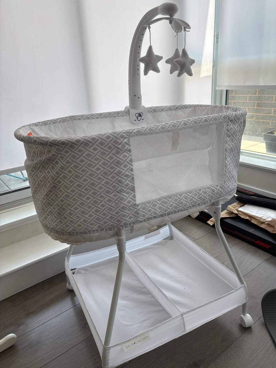 Delta Children Bassinet with Mobile - photo 3