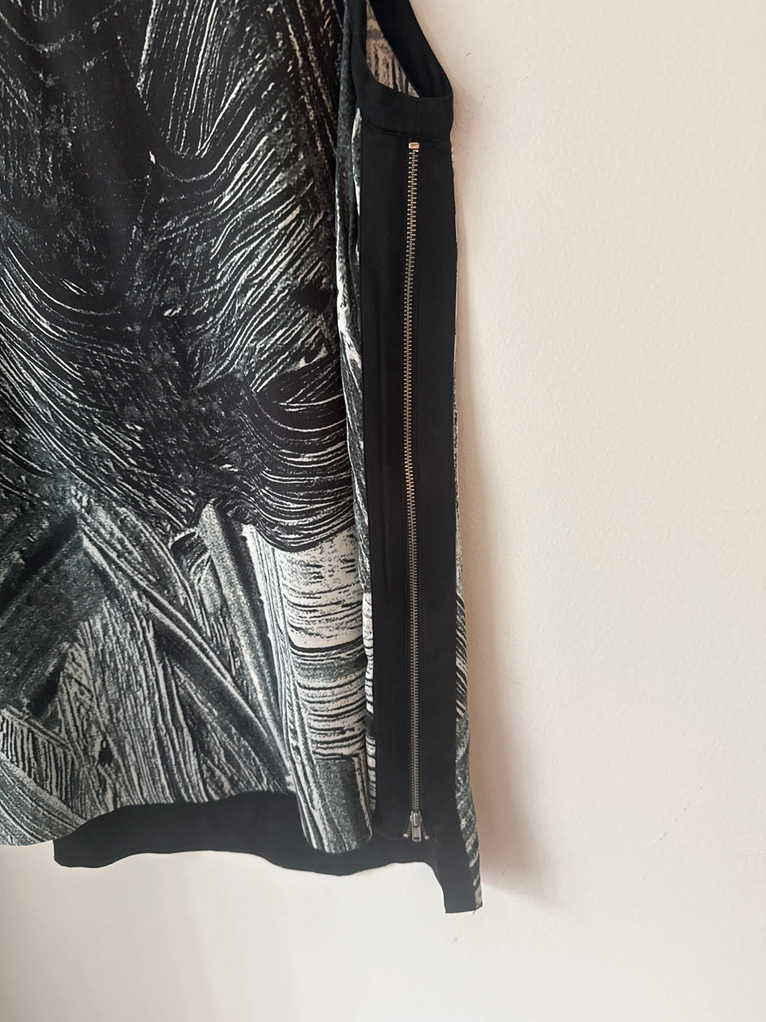 Helmut Lang Women's Black & White Print Sleeveless Top Size S - photo 3