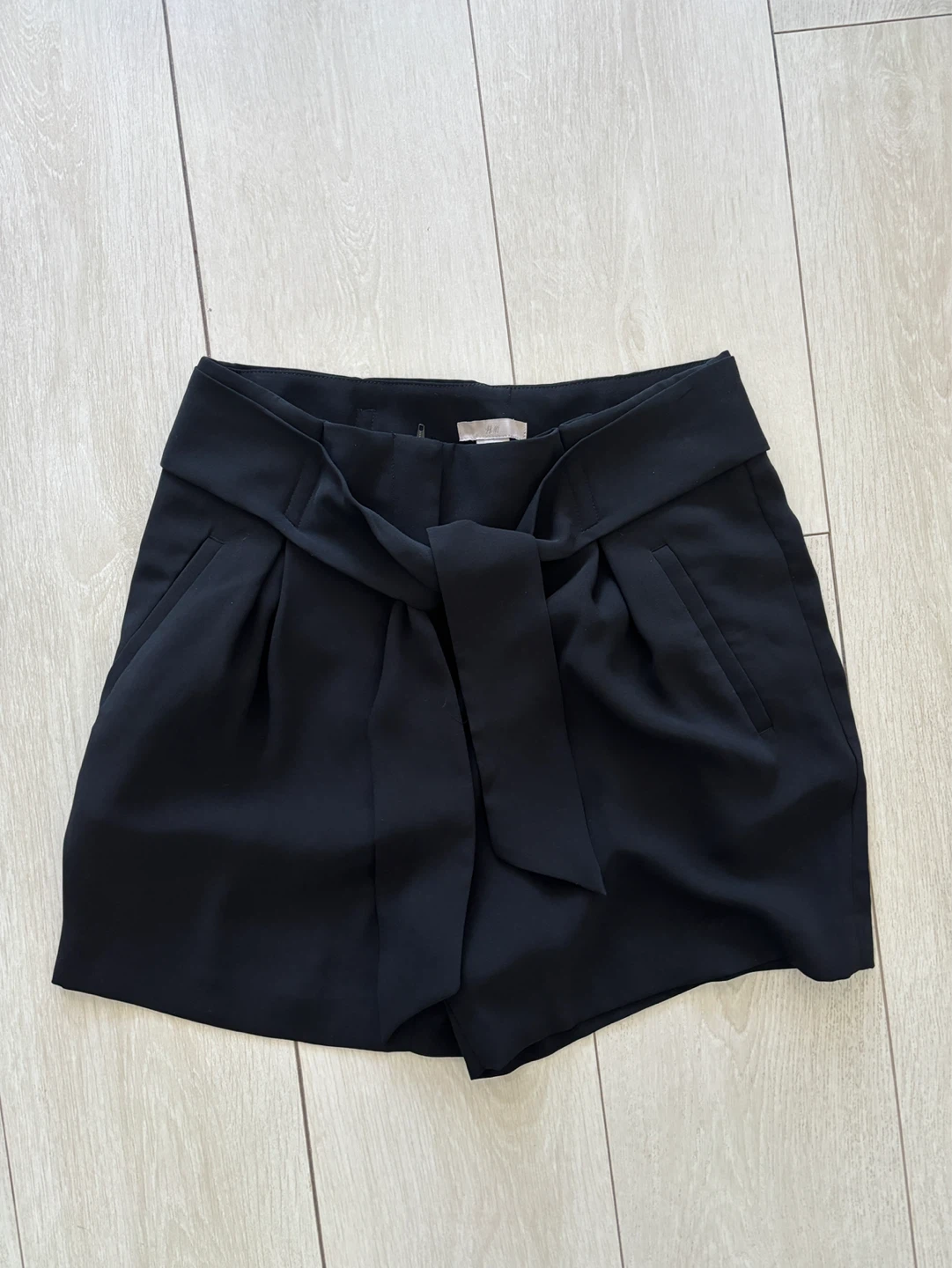 H&M Black High-Waisted Tie-Front Shorts Size 6