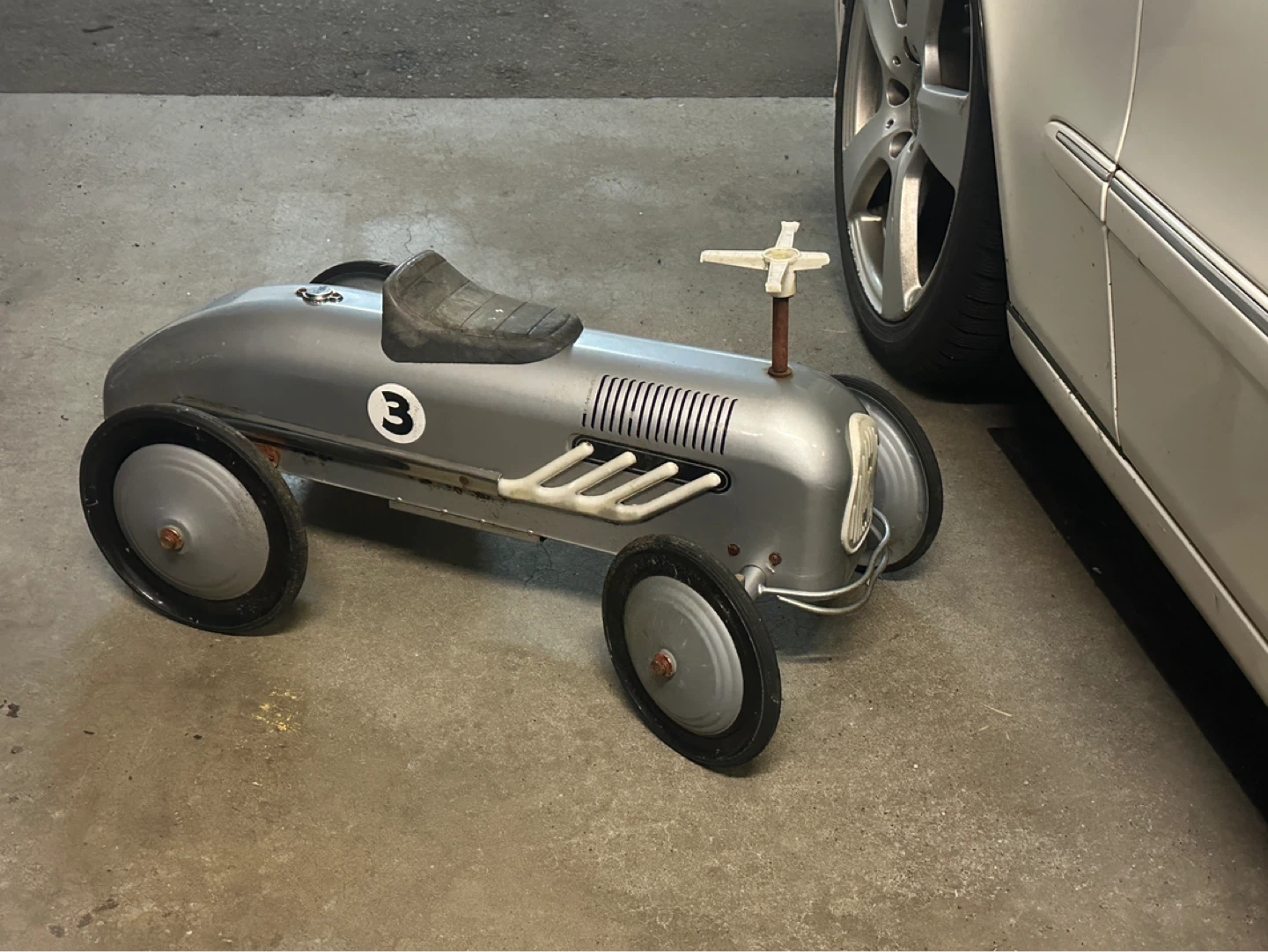 Vintage Silver Ride-On Racer Toy Car - photo 2