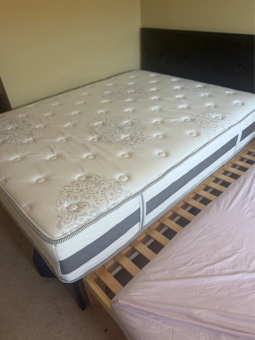 Zinus 12 inches gel based Mattress