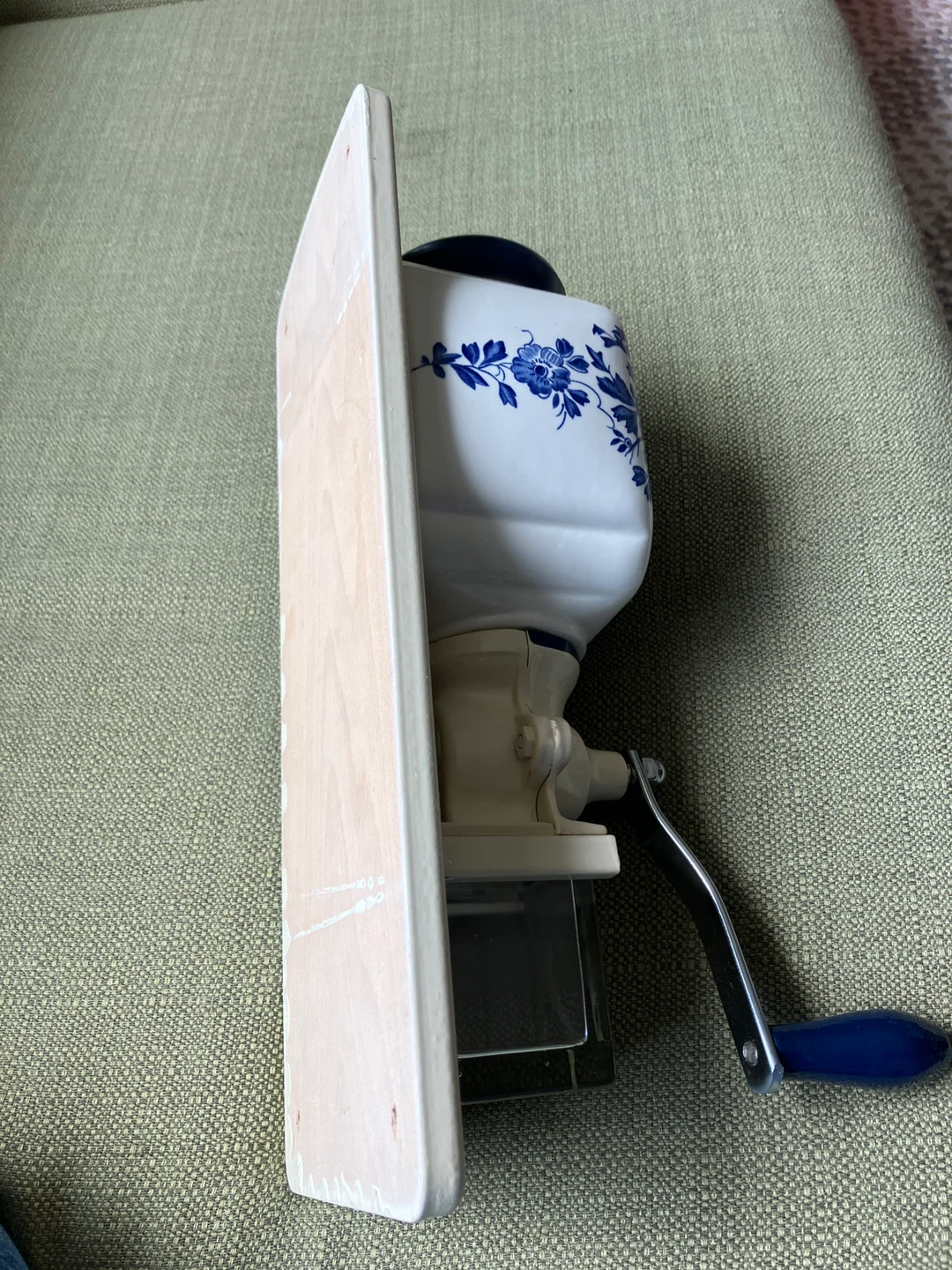 Vintage Delfts Blauw coffee grinder with Wooden Mount - photo 3
