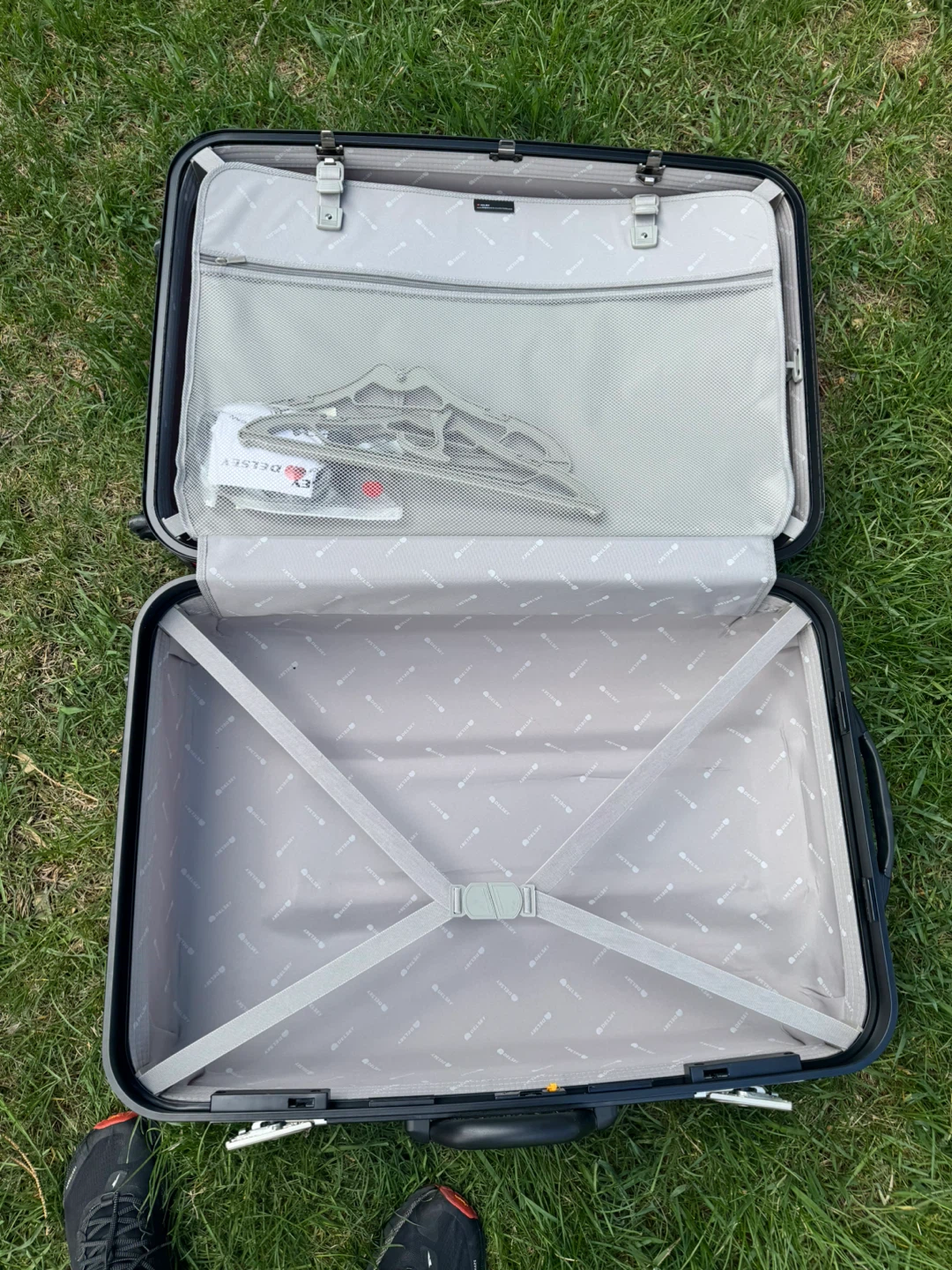 Red Delsey Hardside Suitcase brand new - photo 5