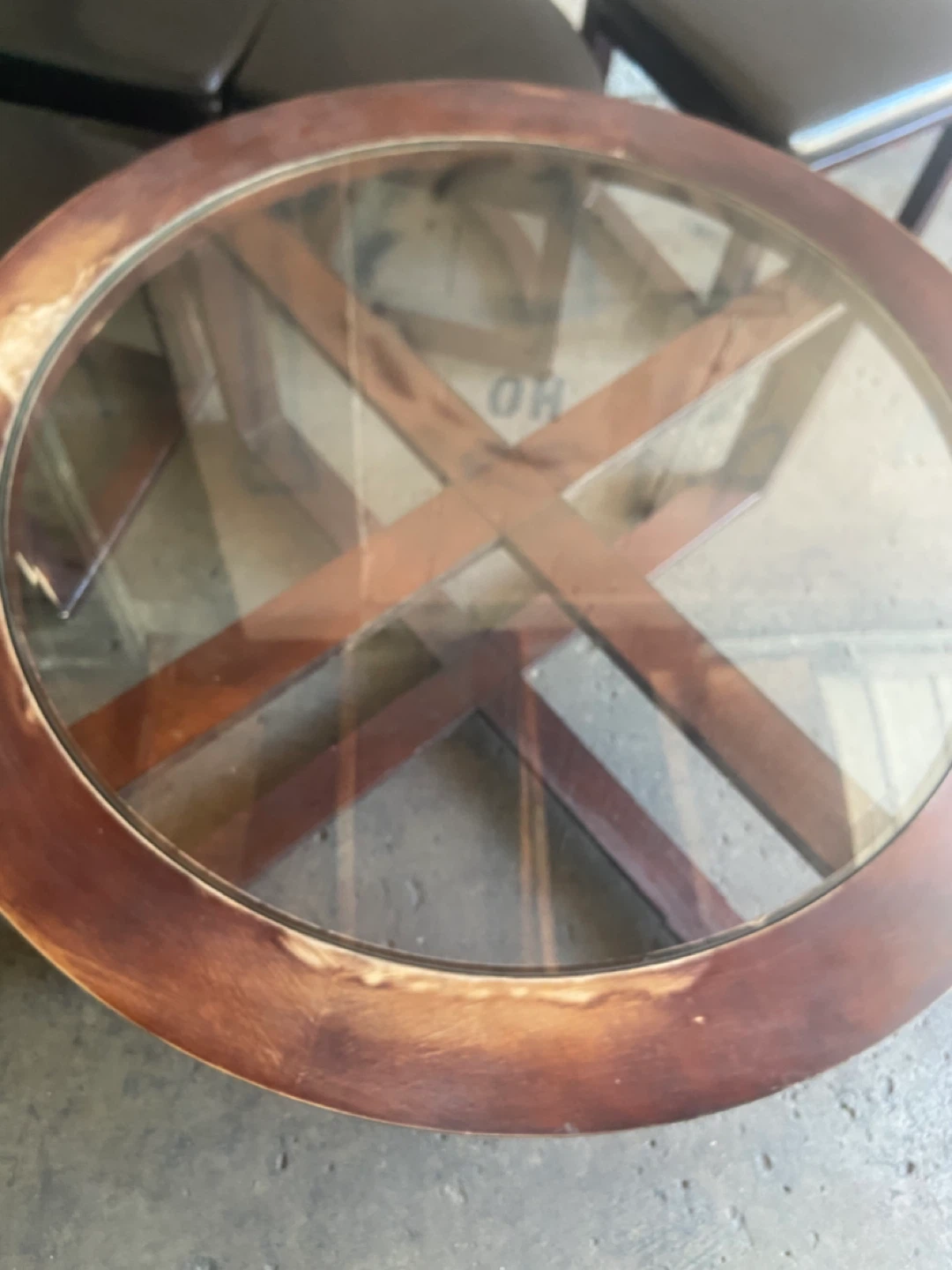 Round Coffee Table with Glass Top and Ottomans - photo 2