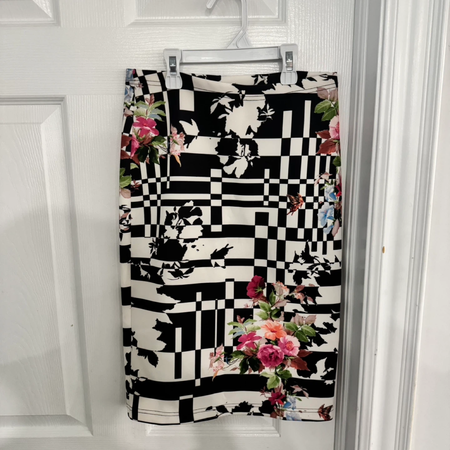 Milano Women's Size S Pencil Skirt Black White Floral Print